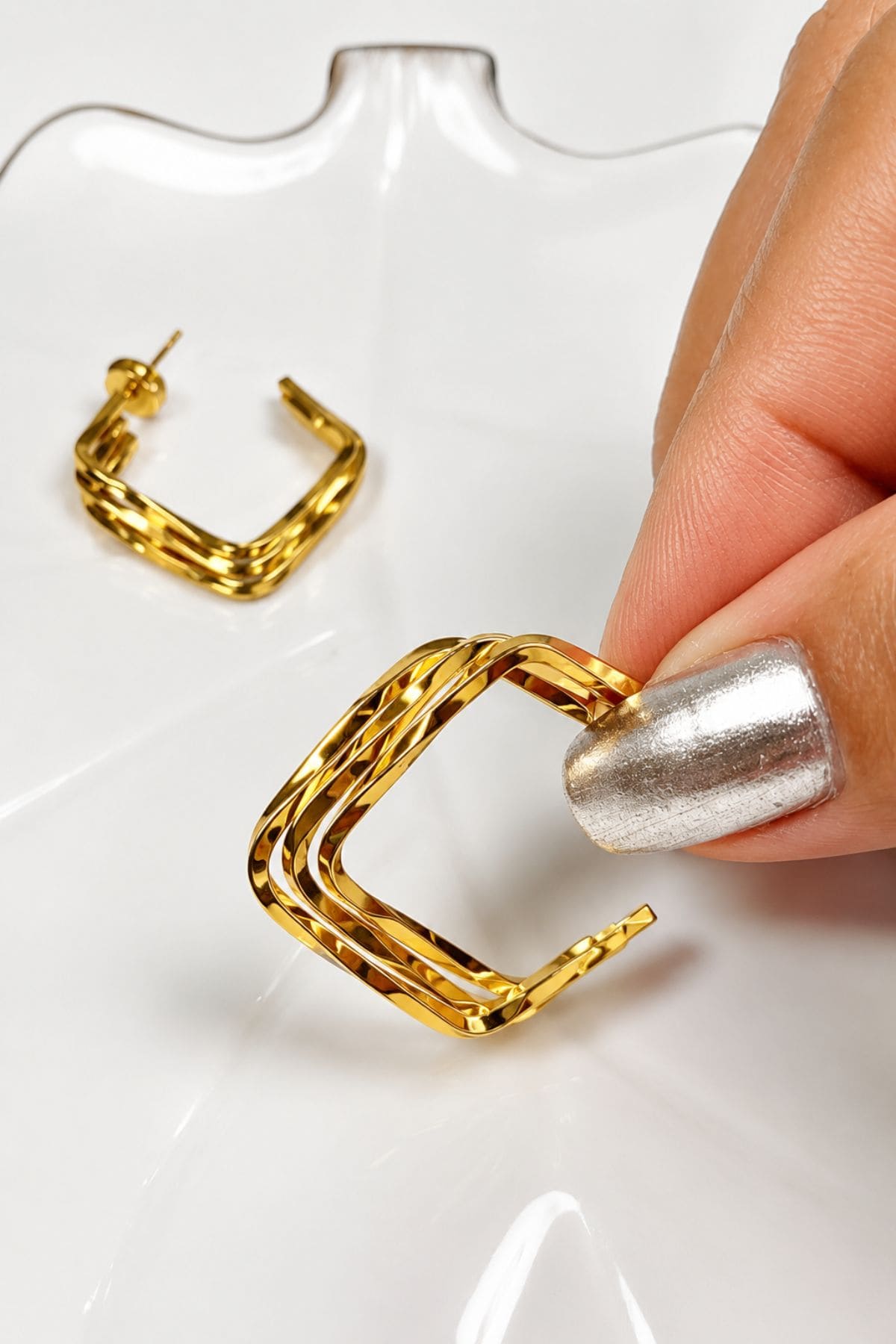 Brinco Argola Angular Torcido em Aço e Banho a Ouro 18K - Imagem 2