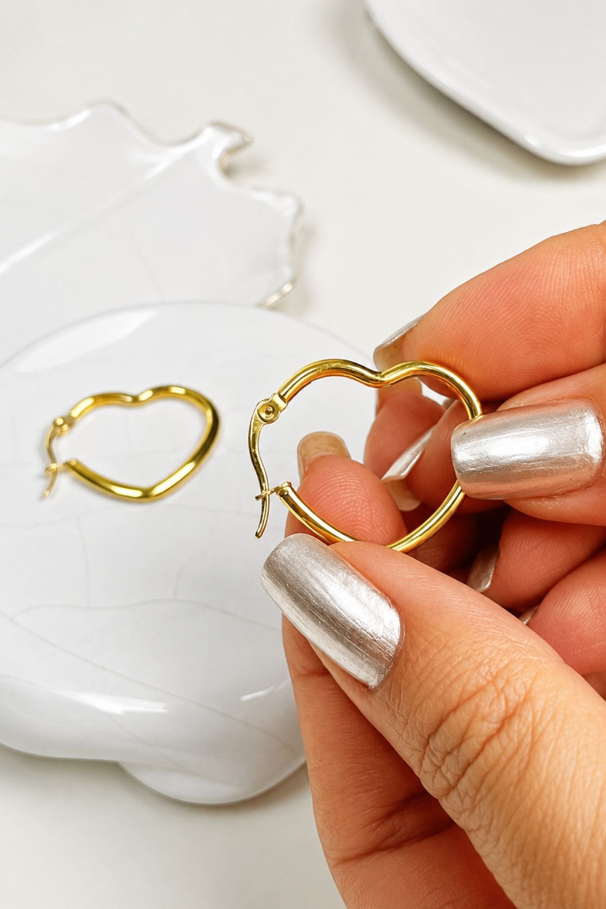 Brinco Argola Coração Vazado em Aço PVD com Banho em Ouro 18K - Imagem 2