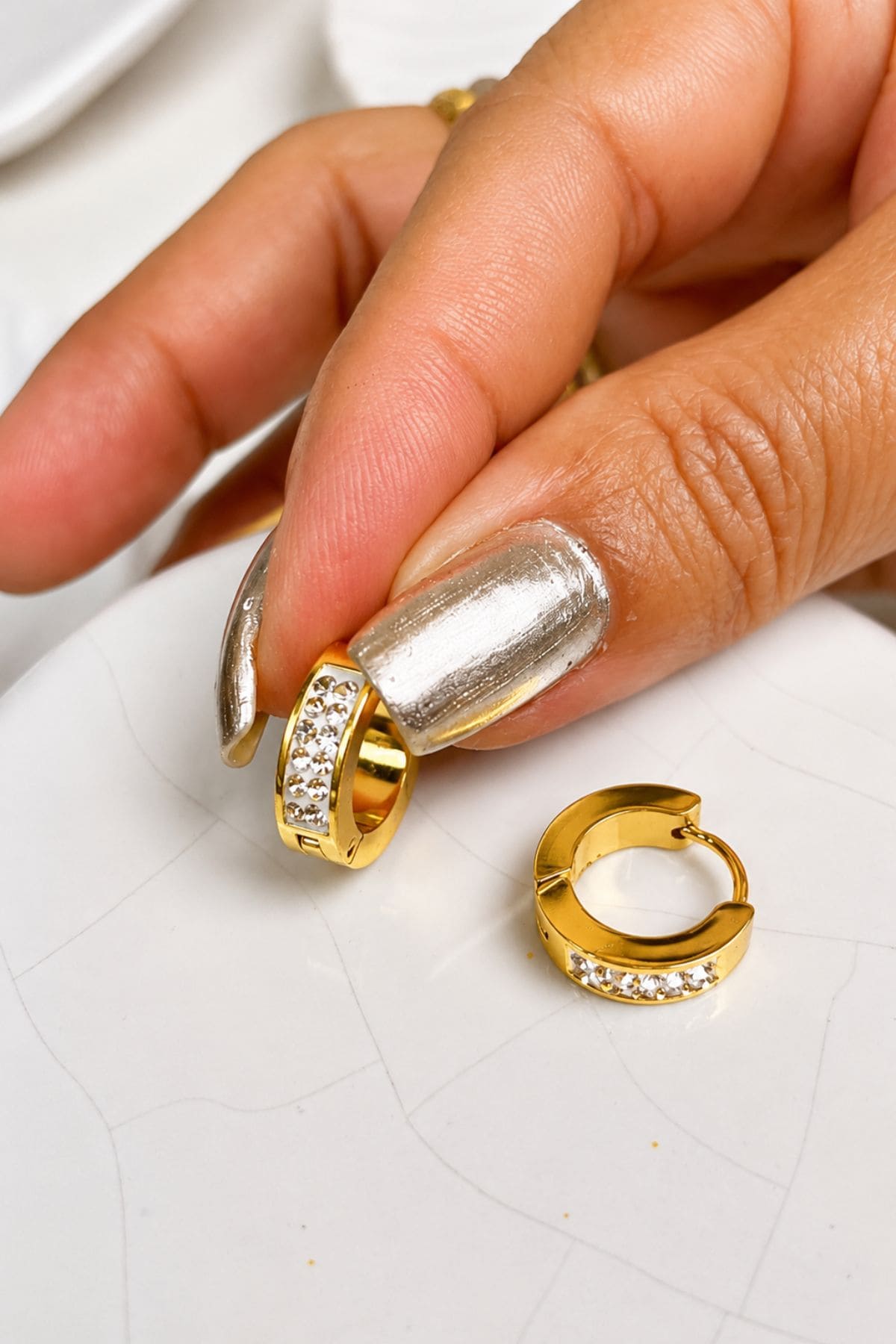 Brinco Argola Cravejada com Zircônias em Aço PVD com Banho em Ouro 18K - Imagem 2