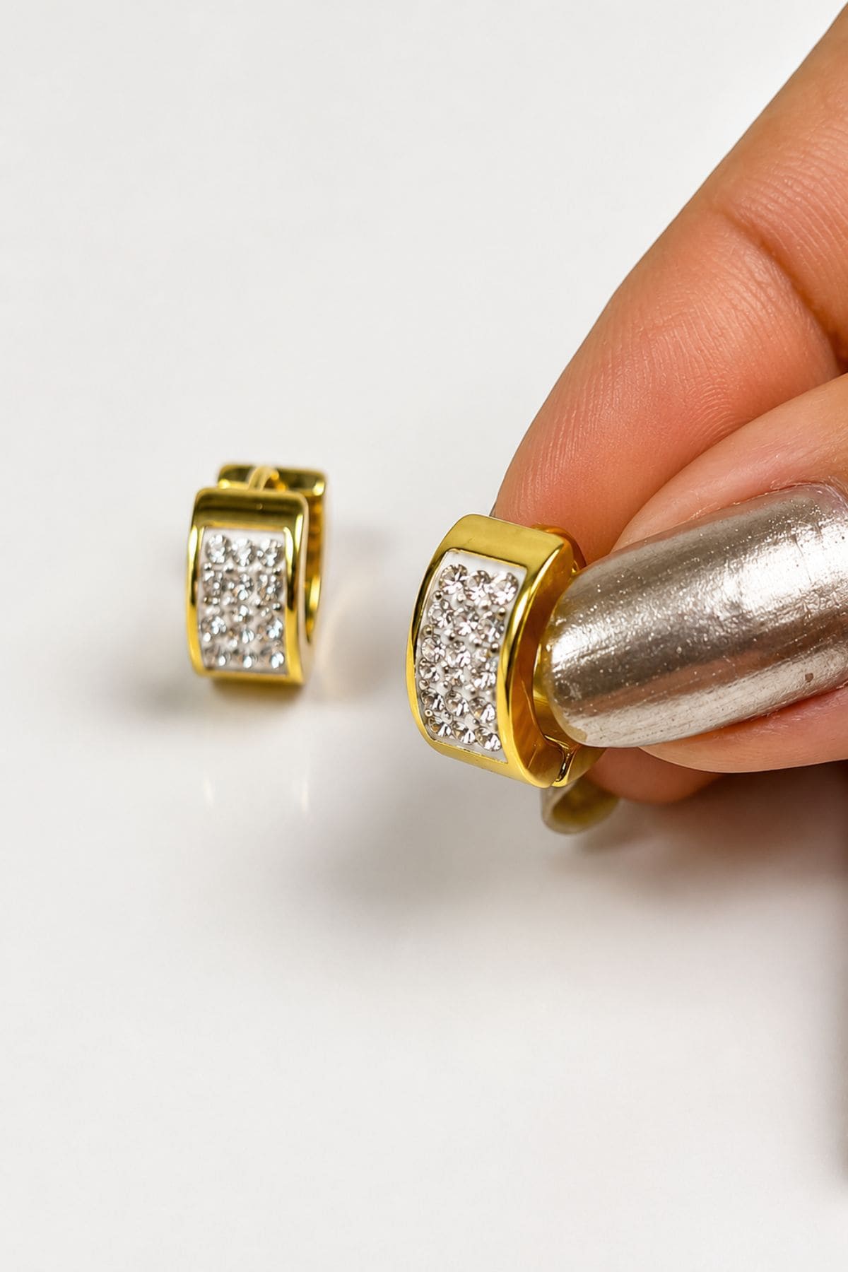 Brinco Argola Cravejada em Aço PVD com Banho a Ouro 18K - Imagem 2