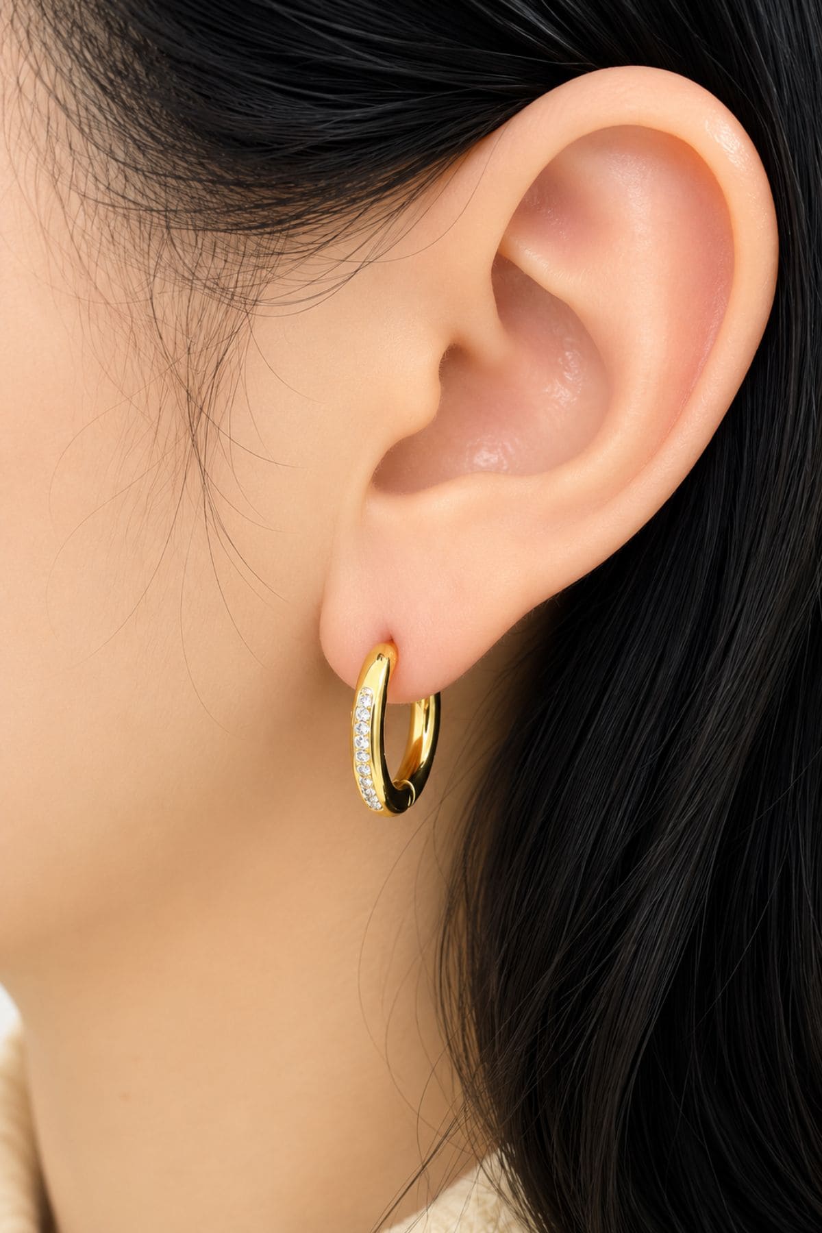 Brinco Argola Delicada Cravejada em Aço PVD com Banho em Ouro 18K