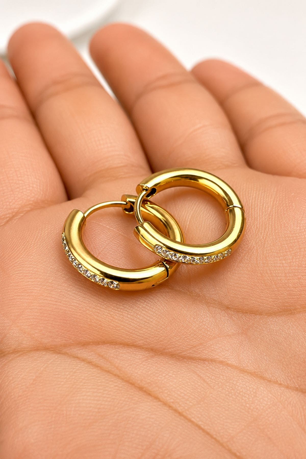 Brinco Argola Delicada Cravejada em Aço PVD com Banho em Ouro 18K - Imagem 3