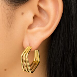Brinco Argola Hexagonal Tripla em Aço Dourado PVD com Banho em Ouro 18K