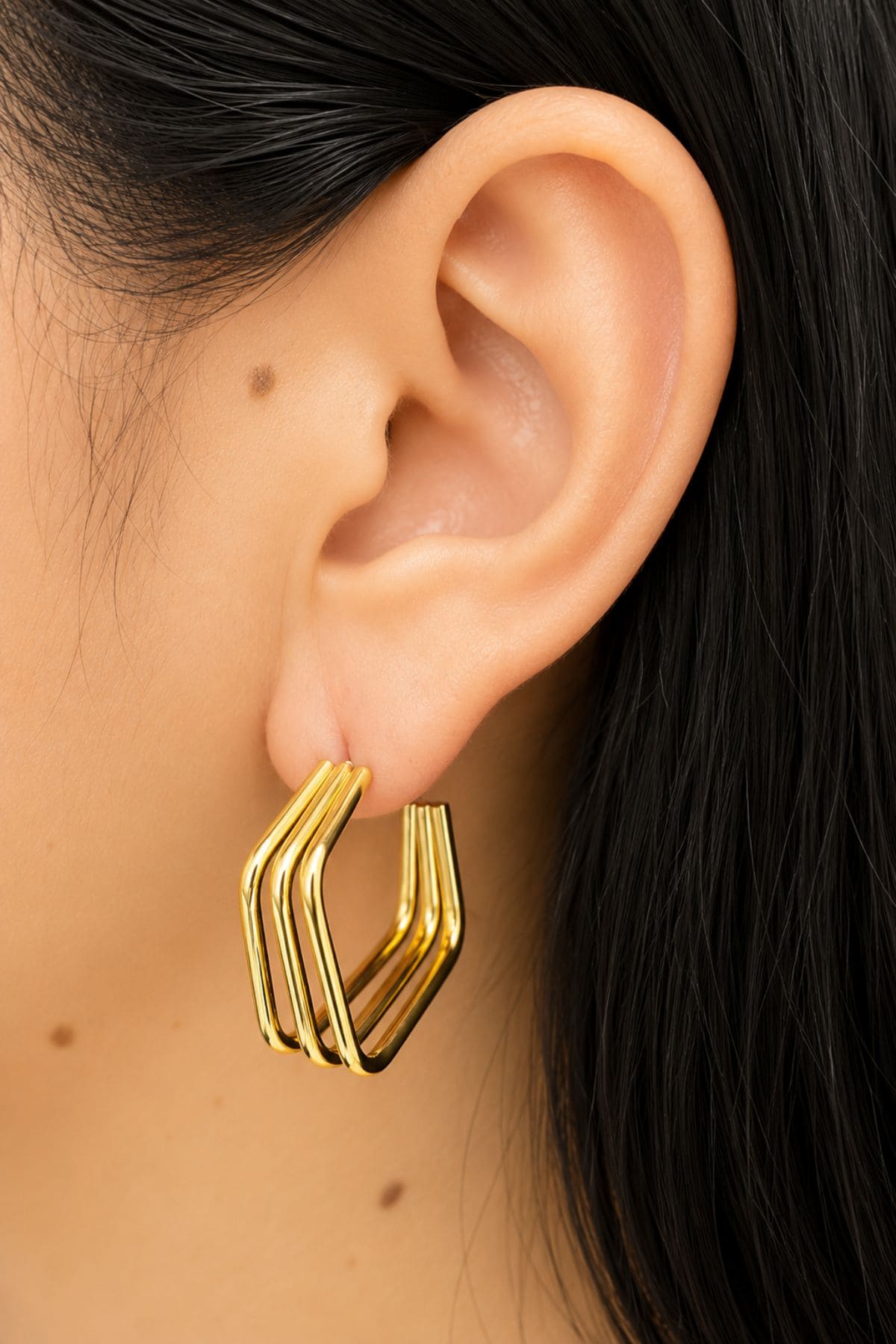Brinco Argola Hexagonal Tripla em Aço Dourado PVD com Banho em Ouro 18K