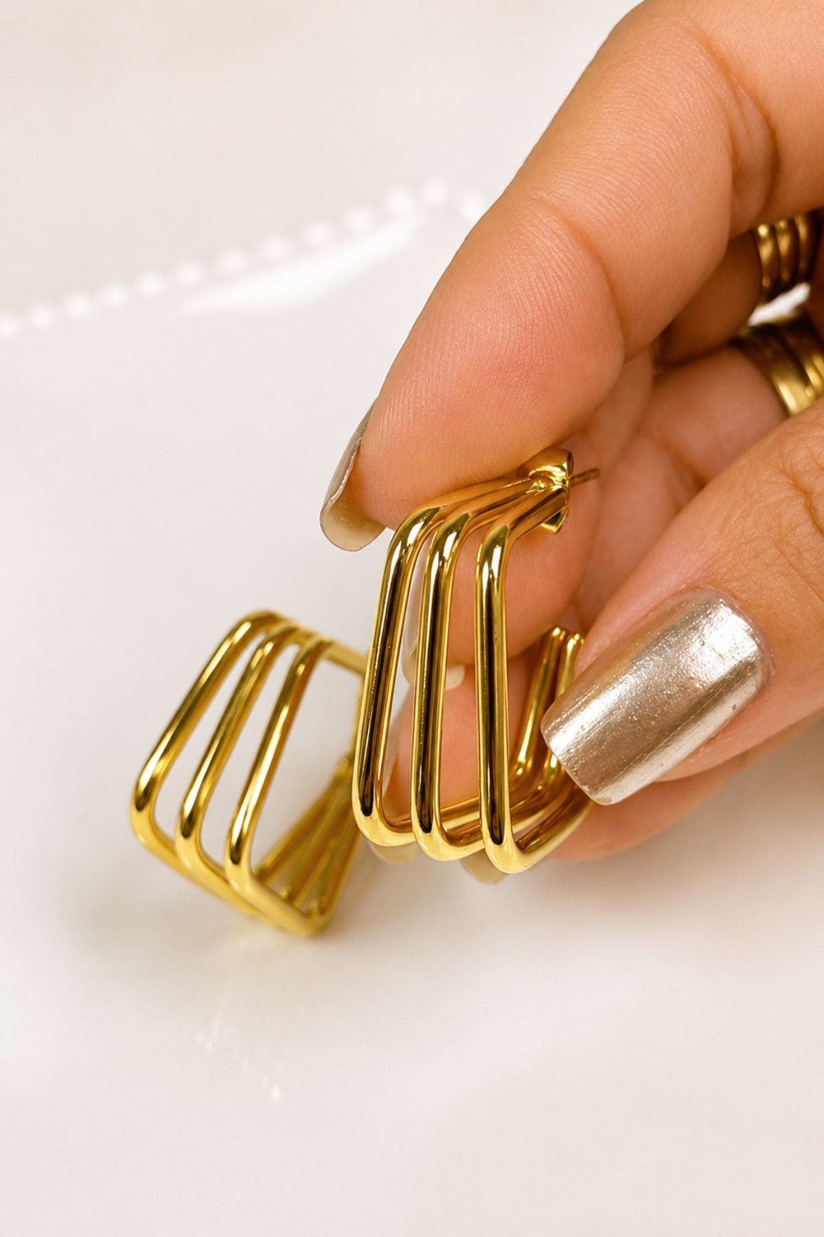 Brinco Argola Hexagonal Tripla em Aço Dourado PVD com Banho em Ouro 18K - Imagem 2