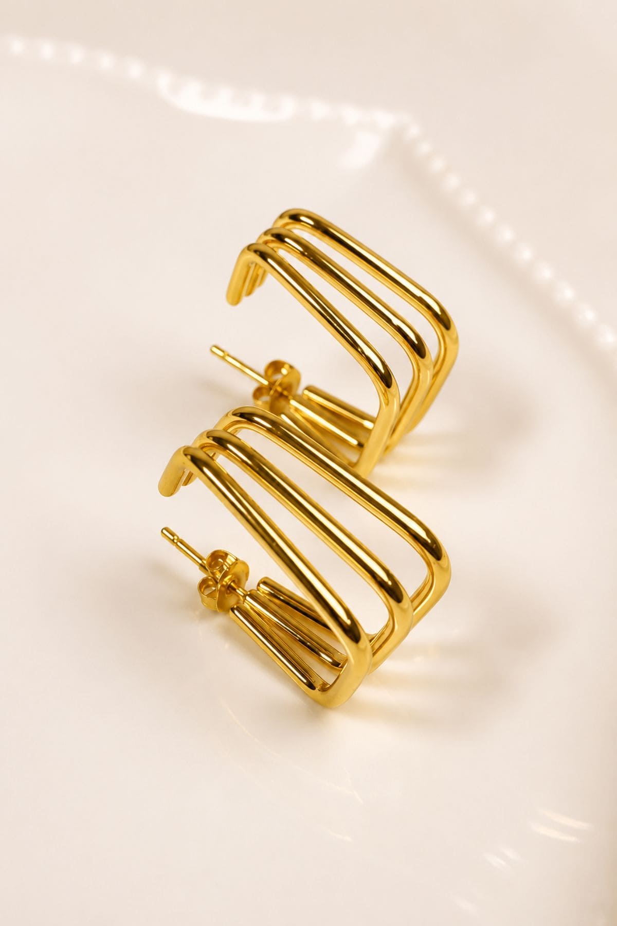 Brinco Argola Hexagonal Tripla em Aço Dourado PVD com Banho em Ouro 18K - Imagem 3