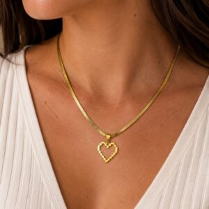 Colar Feminino Coração Vazado Pixel em Aço PVD banhado a Ouro 18K