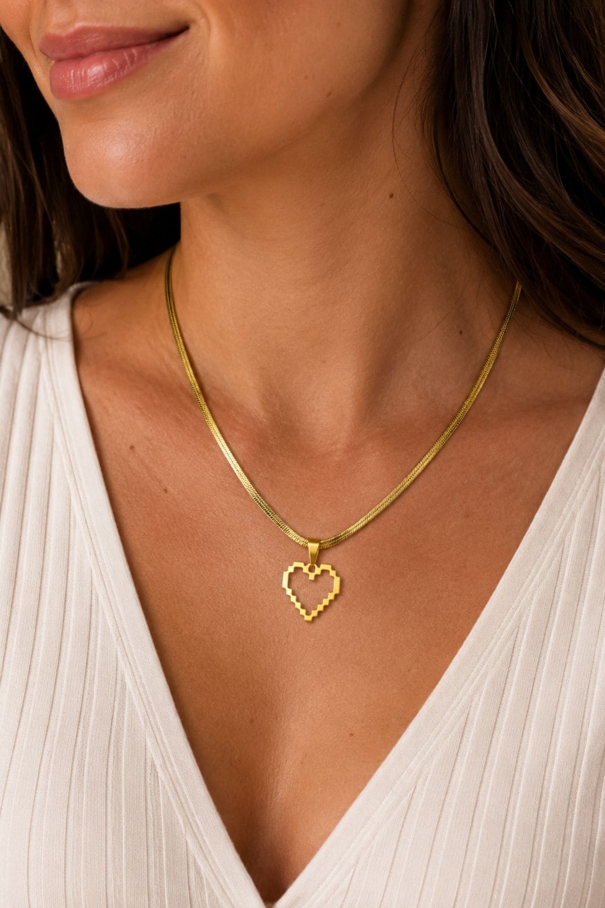 Colar Feminino Coração Vazado Pixel em Aço PVD banhado a Ouro 18K